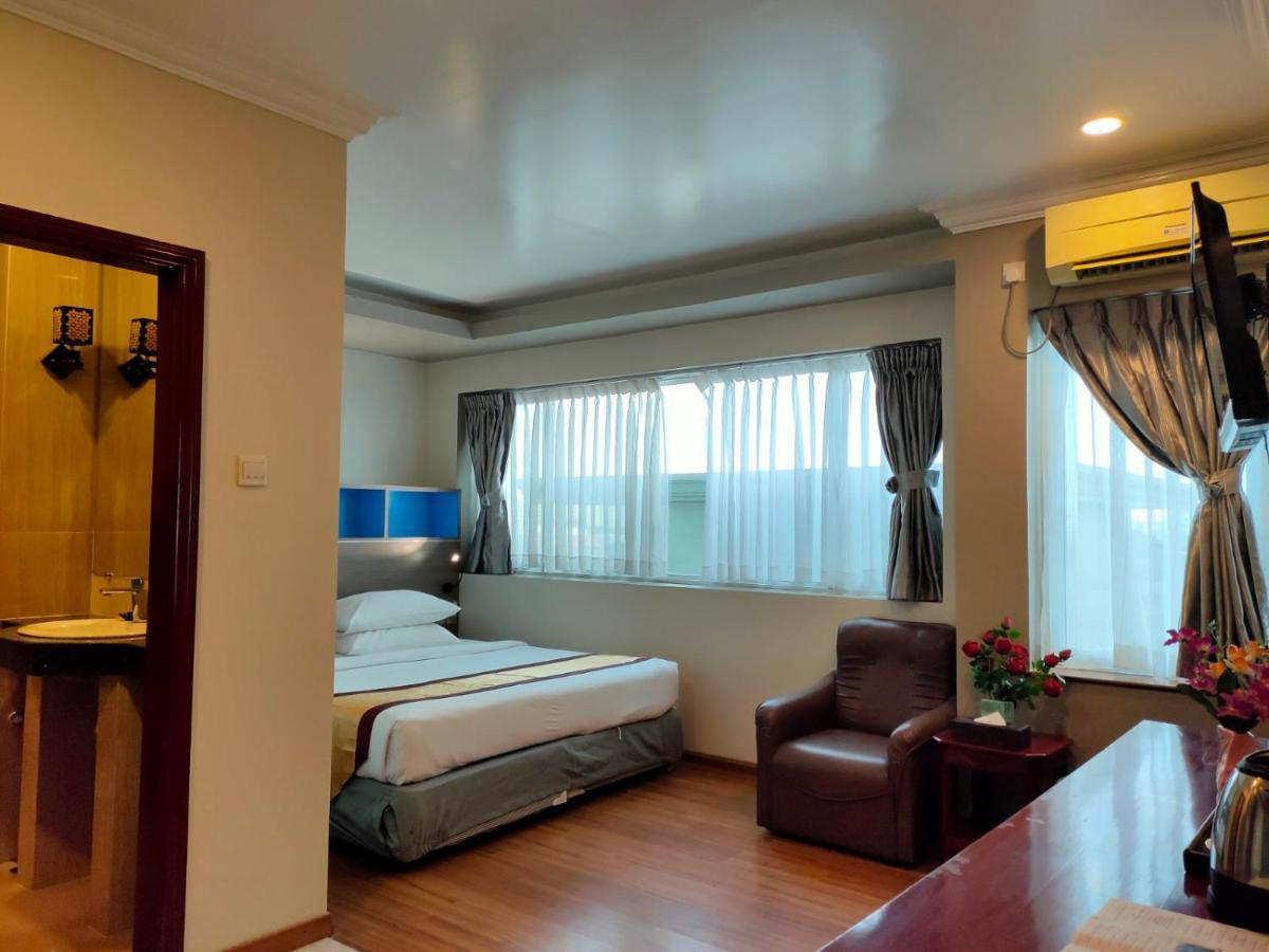 Grand United - Ahlone Branch 4*